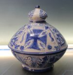 Réplica de pila bautismal en cerámica de Muel.