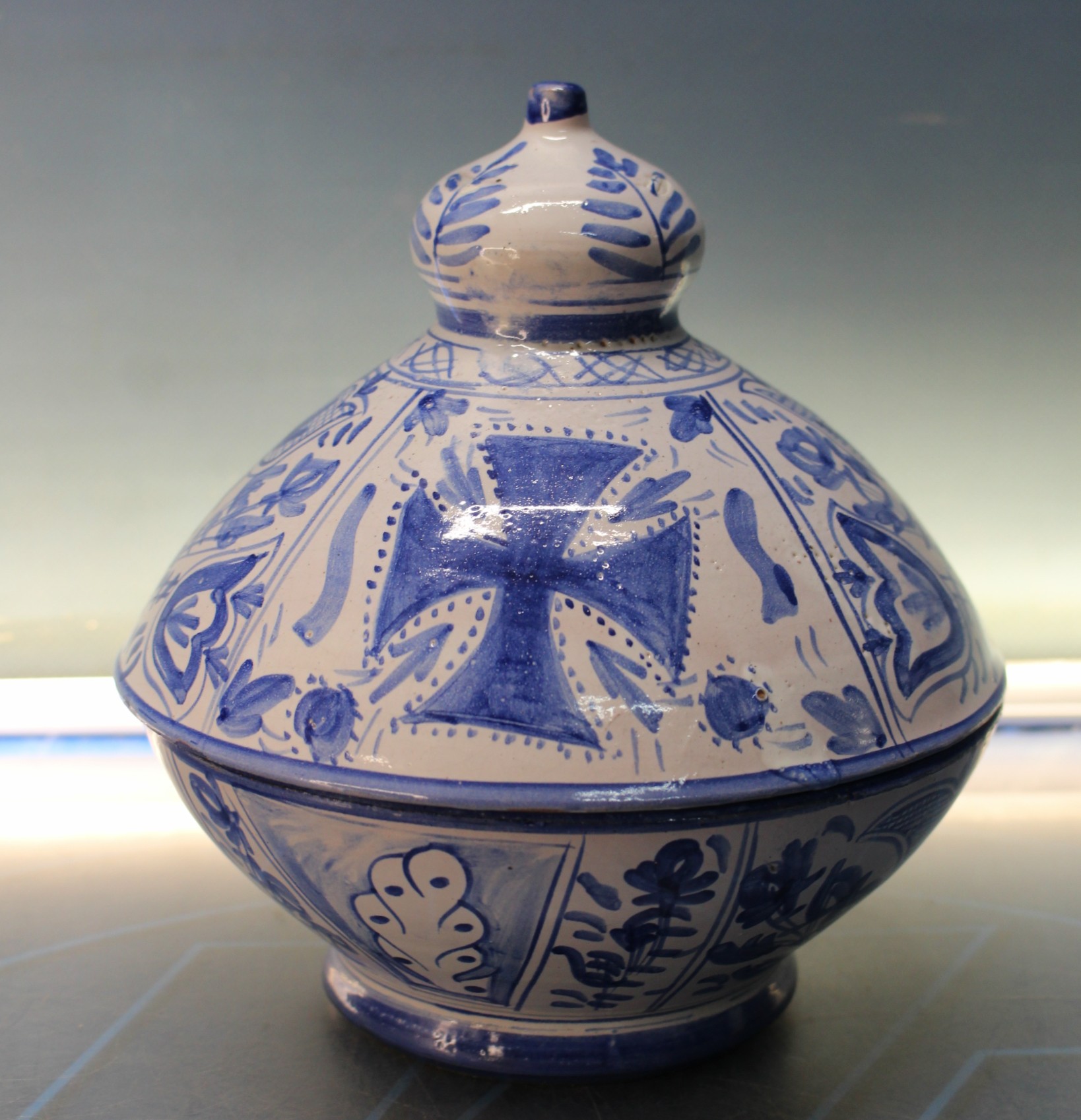 Réplica de pila bautismal en cerámica de Muel.