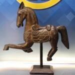 Caballo tallado en madera con peana. - Imagen 2