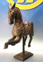 Caballo tallado en madera con peana. - Imagen 7