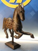 Caballo tallado en madera con peana.