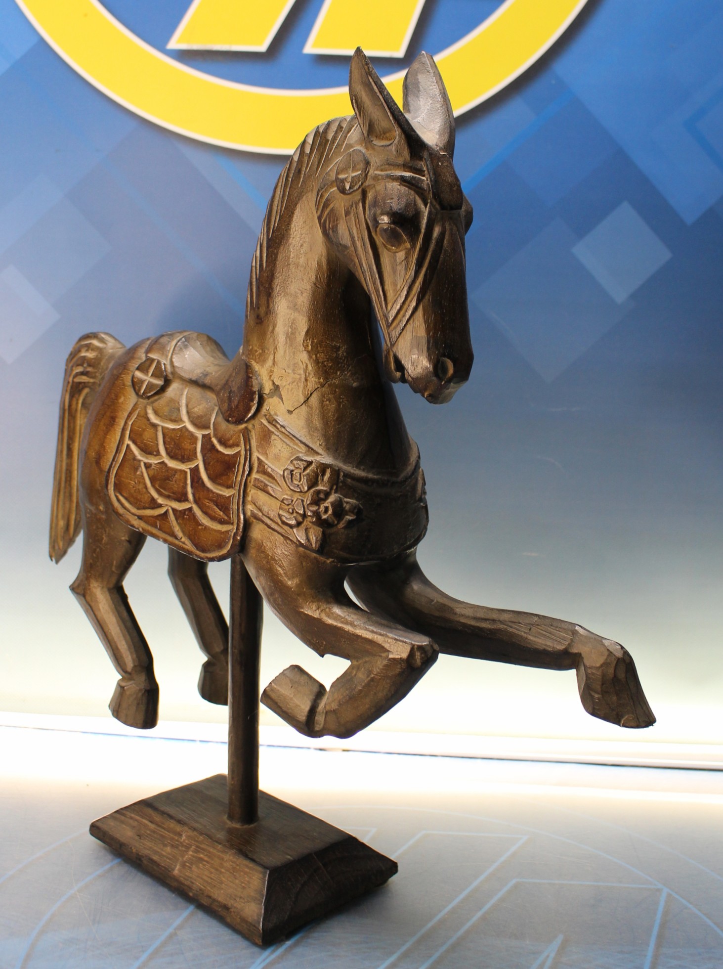 Caballo tallado en madera con peana.