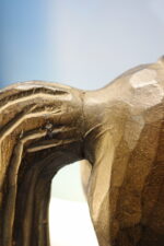 Caballo tallado en madera con peana. - Imagen 5