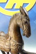 Caballo tallado en madera con peana. - Imagen 3