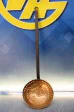 Antigua rasera, espumadera forjada de hierro y cobre.