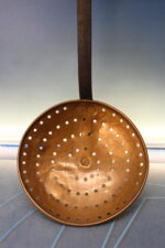 Antigua rasera, espumadera forjada de hierro y cobre. - Imagen 2