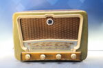 Radio de válvulas Dervy 900. Circa 1940. Incluye transformador.