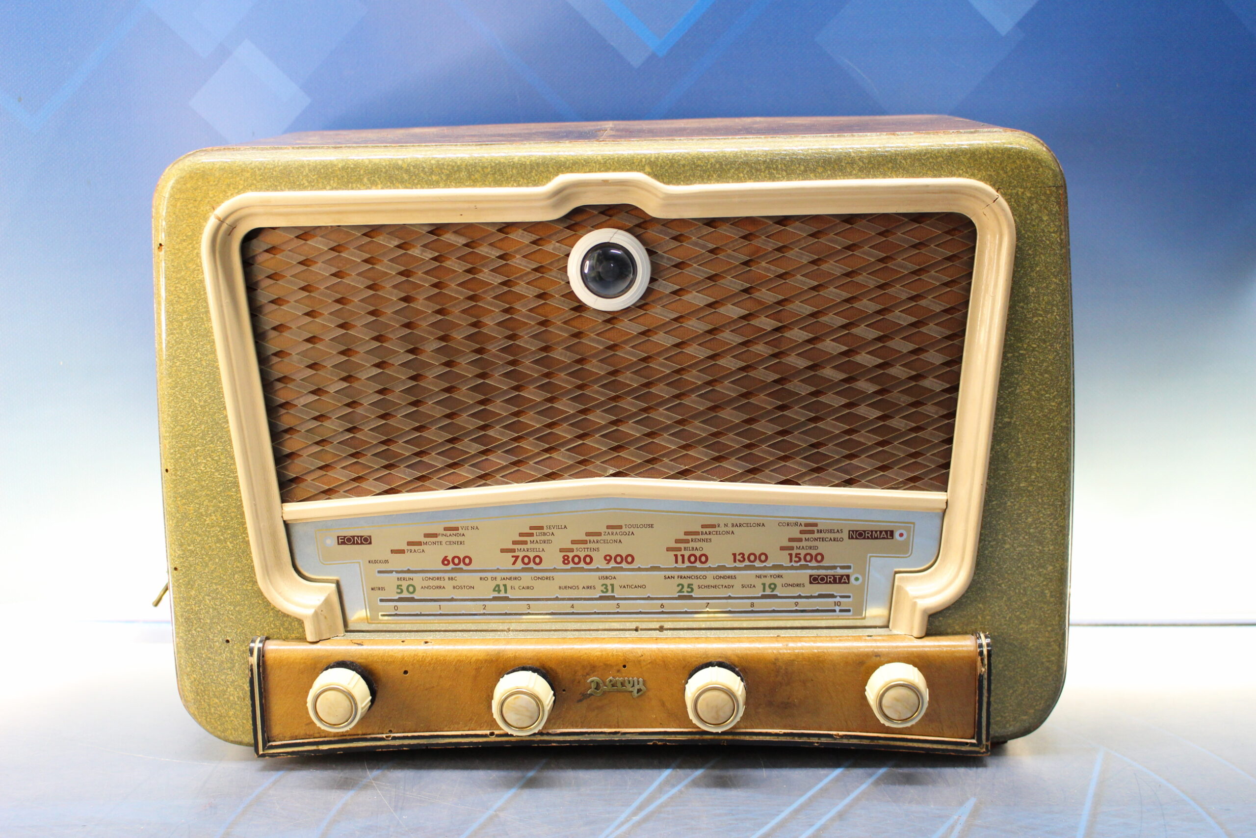 Radio de válvulas Dervy 900. Circa 1940. Incluye transformador.