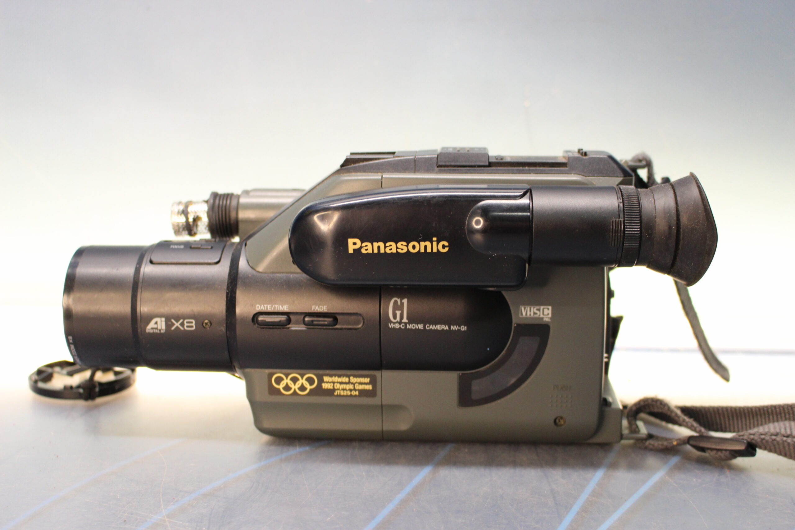 Cámara de vídeo VHS-C Panasonic NV-G1E.