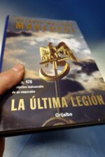 Libro, tapa dura, la última legión de valerio Massimo manfredi - Imagen 3
