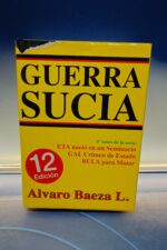 Libro en tapa dura, guerra sucia de Álvaro Baeza L.