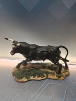 FIGURA DE TORO, BOVINO ADULTO, elaborado en pasta policromada, diseño de francisco Perez, 36x26x16 cm.