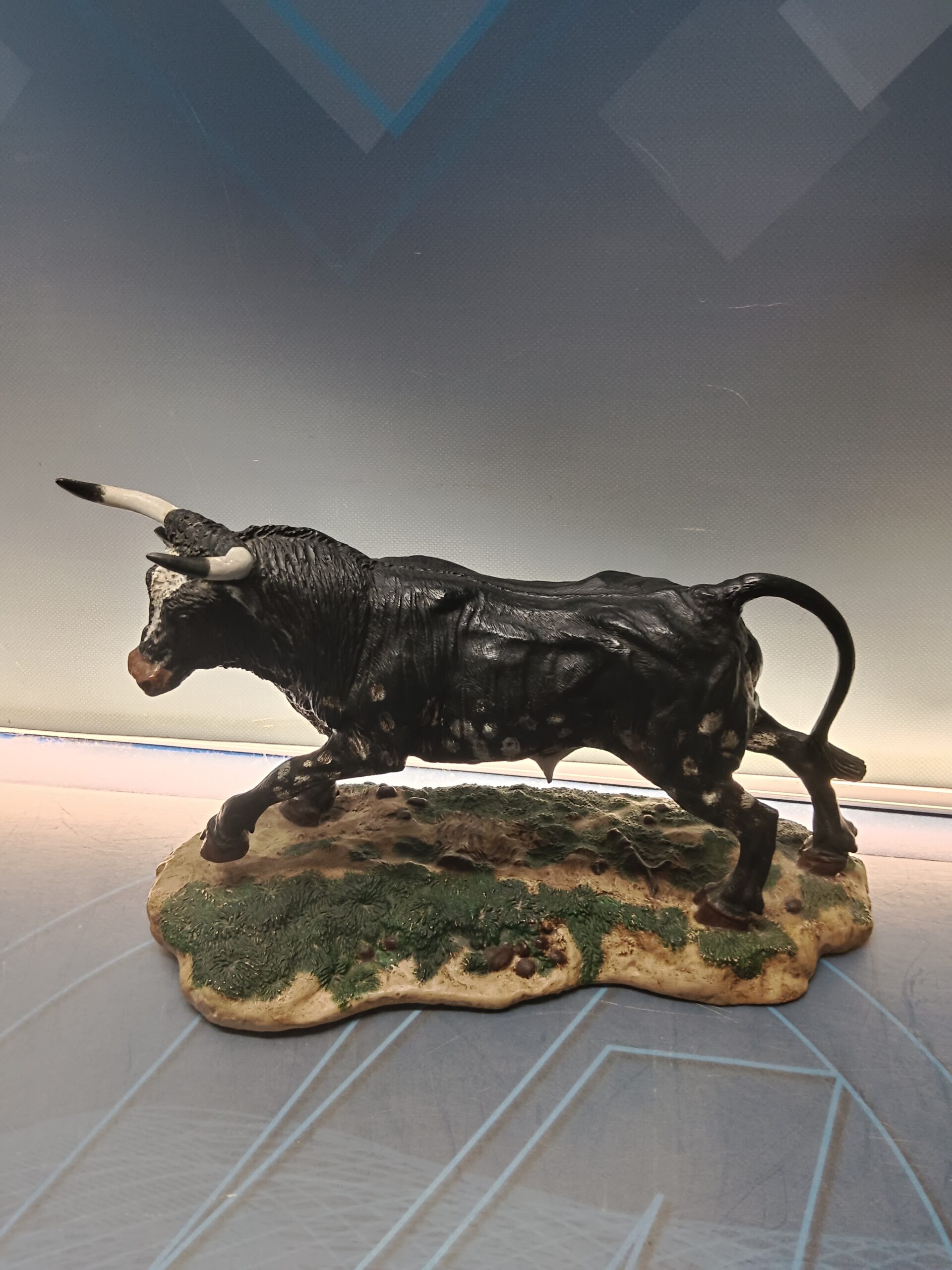 FIGURA DE TORO, BOVINO ADULTO, elaborado en pasta policromada, diseño de francisco Perez, 36x26x16 cm.