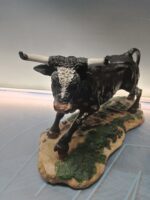 FIGURA DE TORO, BOVINO ADULTO, elaborado en pasta policromada, diseño de francisco Perez, 36x26x16 cm. - Imagen 2