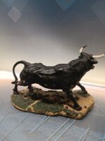 FIGURA DE TORO, BOVINO ADULTO, elaborado en pasta policromada, diseño de francisco Perez, 36x26x16 cm. - Imagen 6