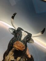 FIGURA DE TORO, BOVINO ADULTO, elaborado en pasta policromada, diseño de francisco Perez, 36x26x16 cm. - Imagen 4