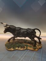 FIGURA DE TORO, BOVINO ADULTO, elaborado en pasta policromada, diseño de francisco Perez, 36x26x16 cm. - Imagen 3