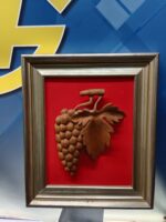 Cuadro, adorno 40 x33x03 cm. madera tallada con forma de racimo de uvas en relieve