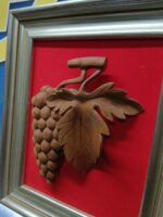 Cuadro, adorno 40 x33x03 cm. madera tallada con forma de racimo de uvas en relieve - Imagen 2