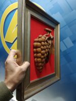 Cuadro, adorno 40 x33x03 cm. madera tallada con forma de racimo de uvas en relieve - Imagen 4