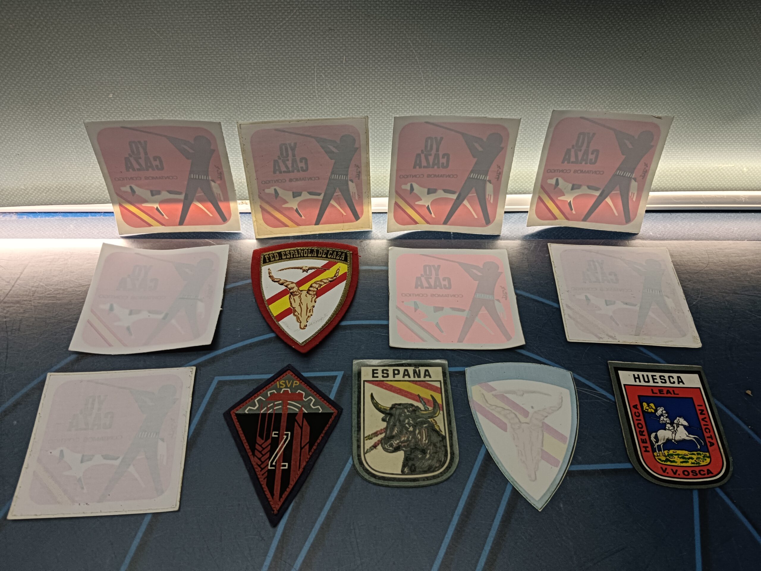 Lote 8 pegatinas YO CAZO + 2 parches y mas pegatinas