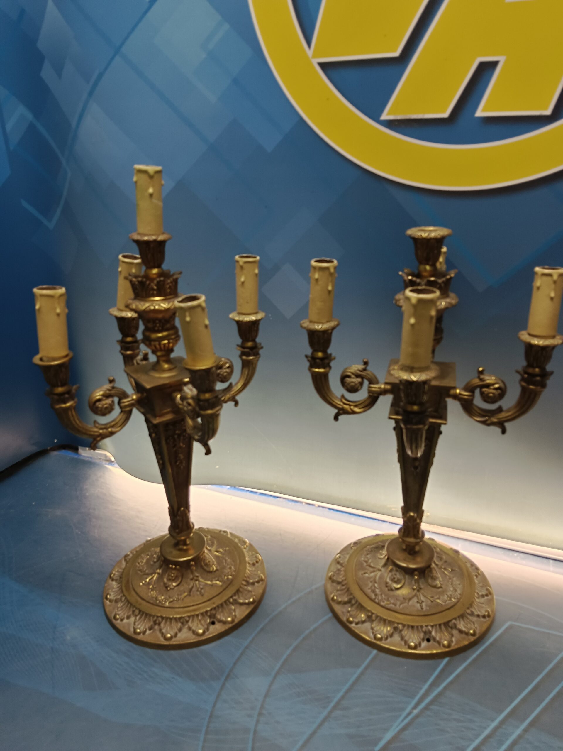 Dos candelabros de bronce, 5 velas (bombillas) con base de 20 cm. de diametro