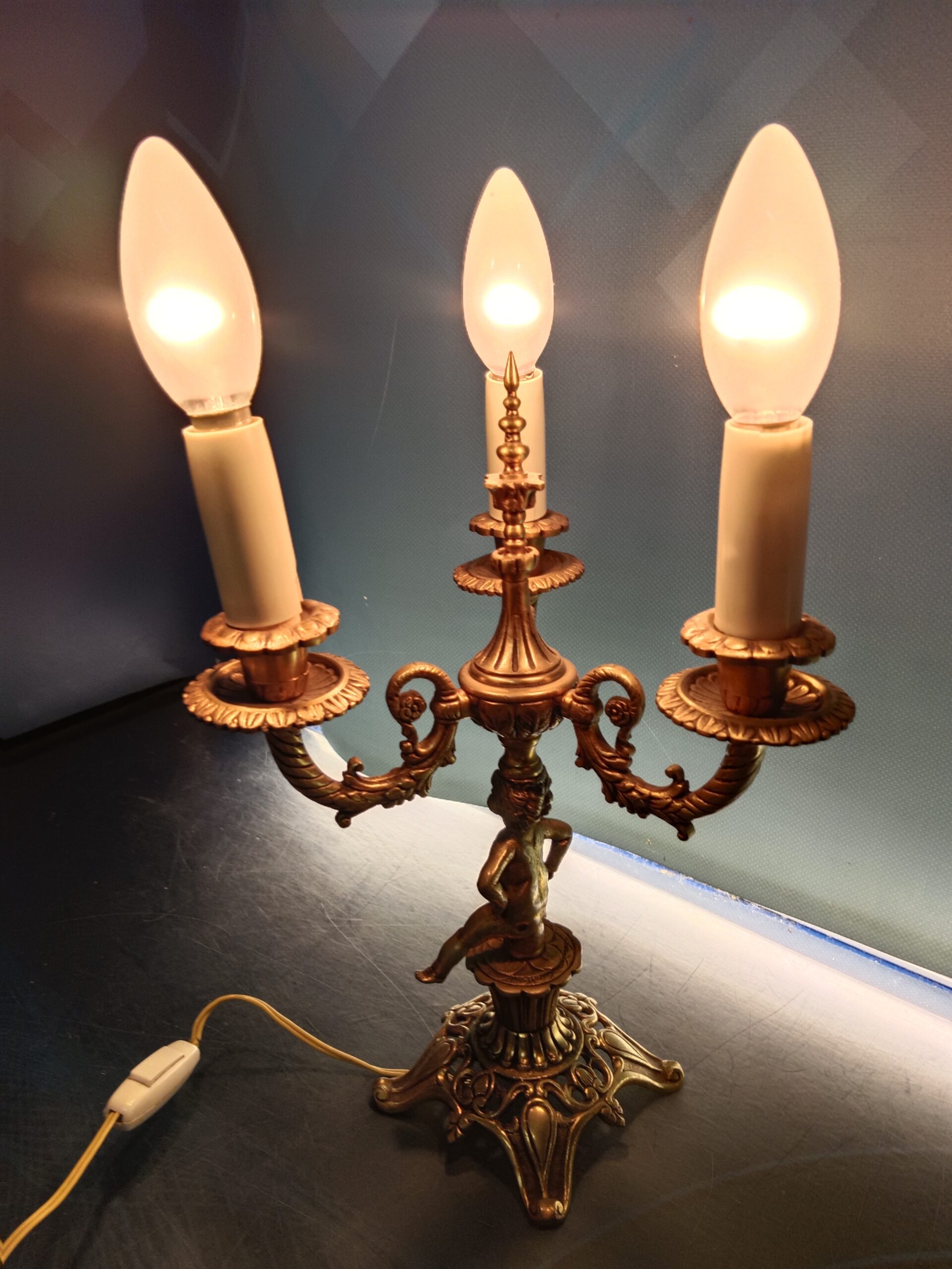 Clásica Lampara de mesa, mesilla, bronce, 3 brazos 38x20 cm