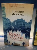 Dos libros de Eduardo mendoza-Riña de gatos + Una comedia ligera - Imagen 2