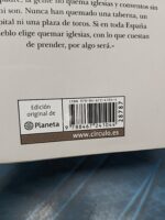 Dos libros de Eduardo mendoza-Riña de gatos + Una comedia ligera - Imagen 6