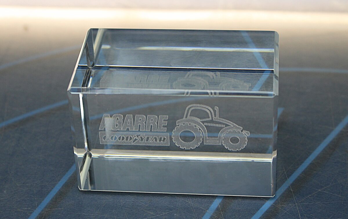 IMG_7492 Pisapapeles, trofeo, publicidad Goodyear. - Imagen 1