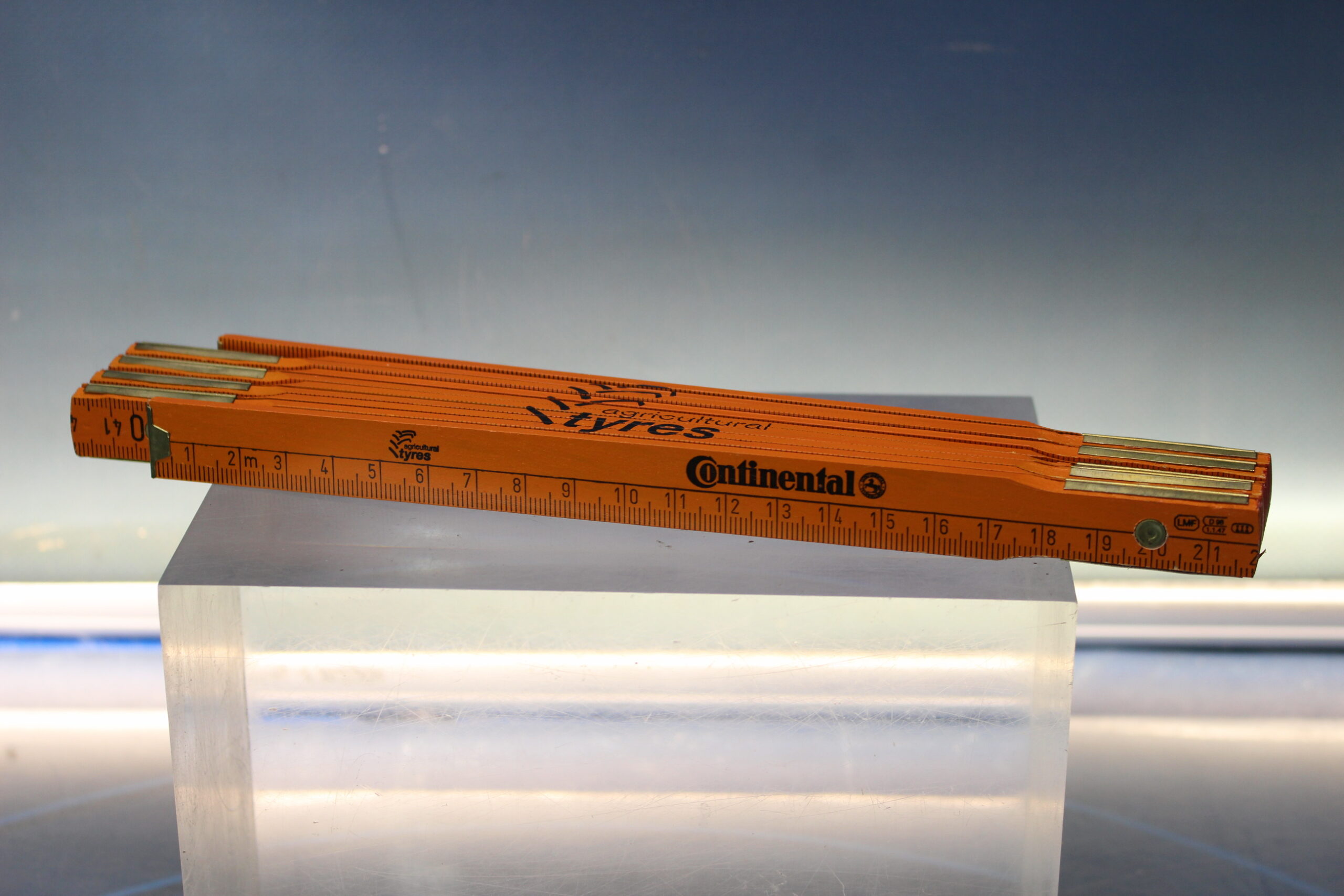 Metro plegable publicidad de Continental Agricultural Tyres. Madera y metal.