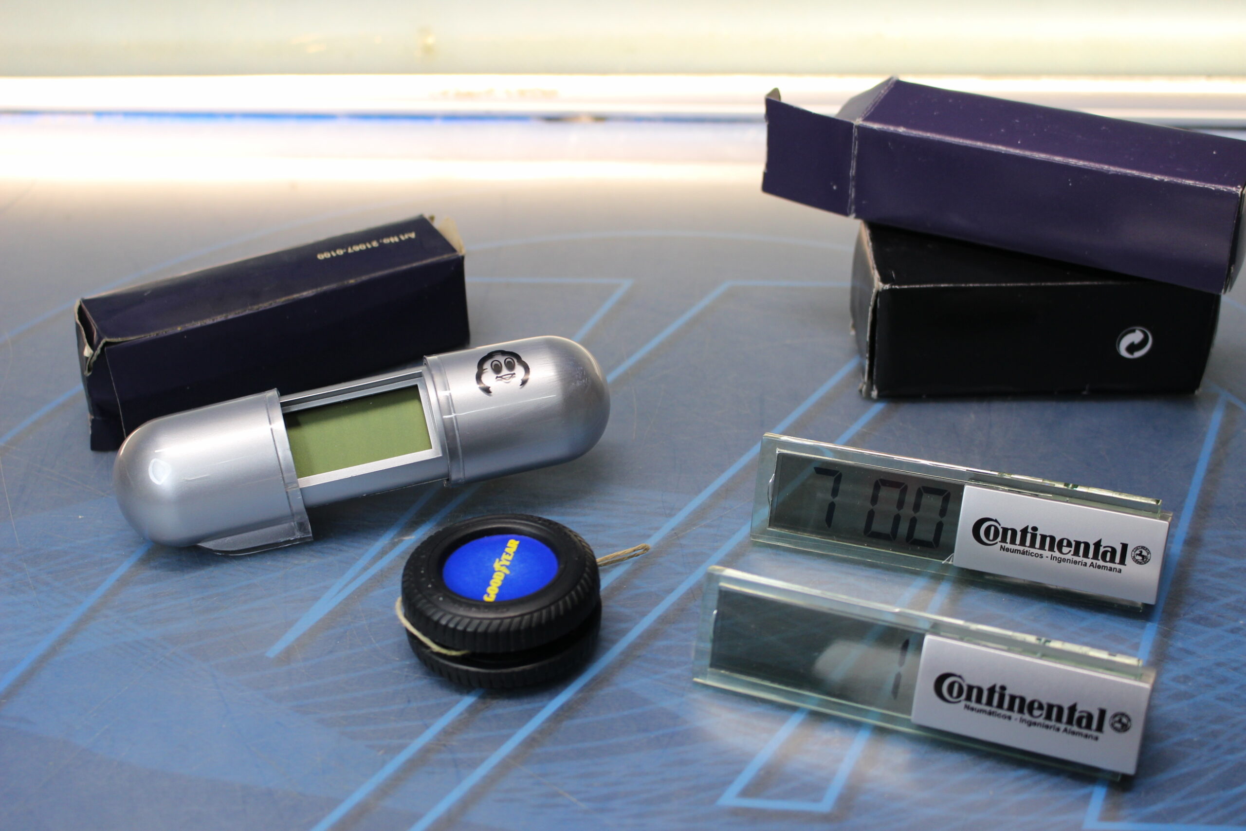 Publicidad neumáticos automóvil. Relojes despertador y yo-yo. Goodyear, Michelin, Continental...