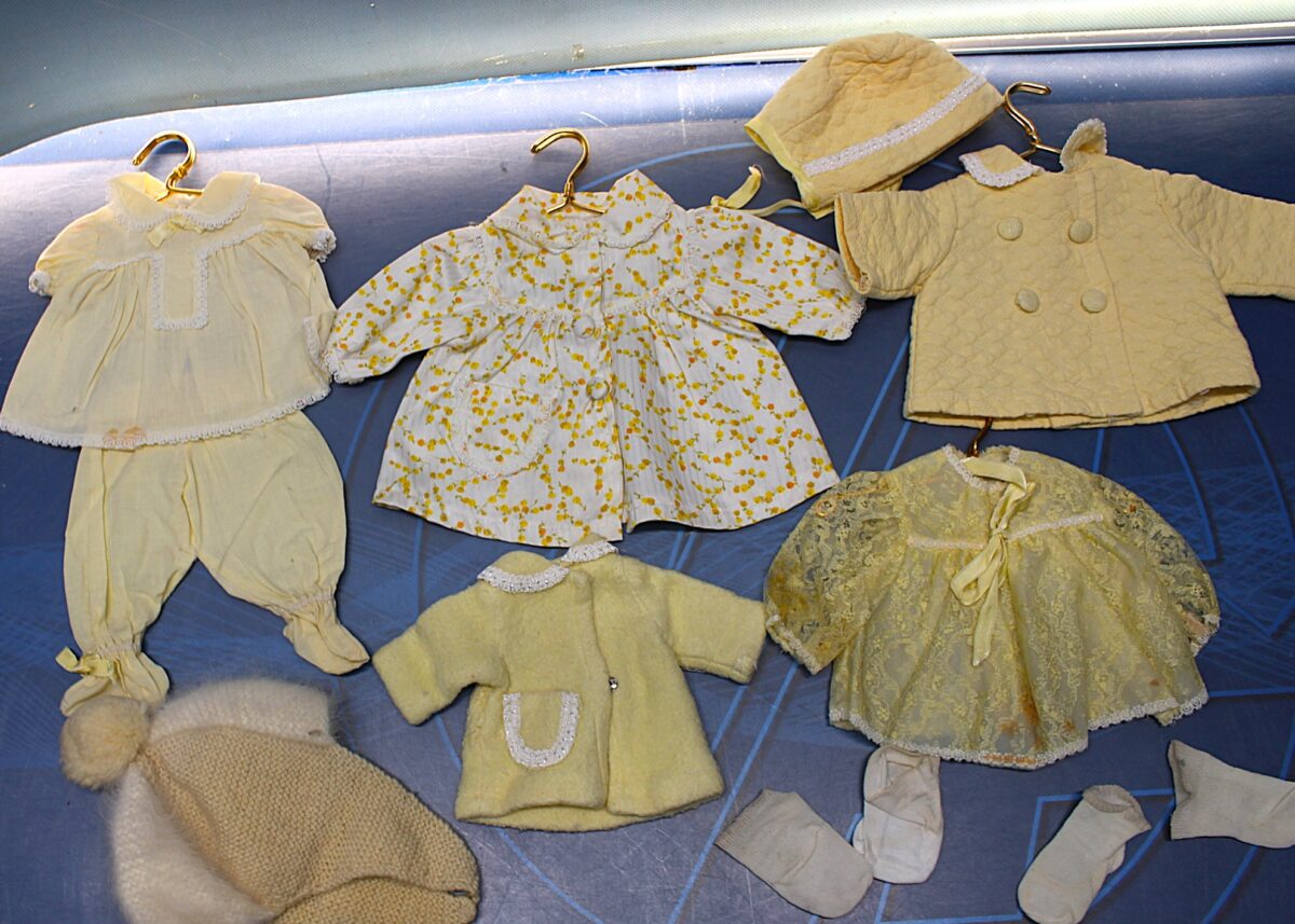 IMG_7609 Lote de ropa de muñecas años 60. Vicma, Famosa, ICSA... - Imagen 1