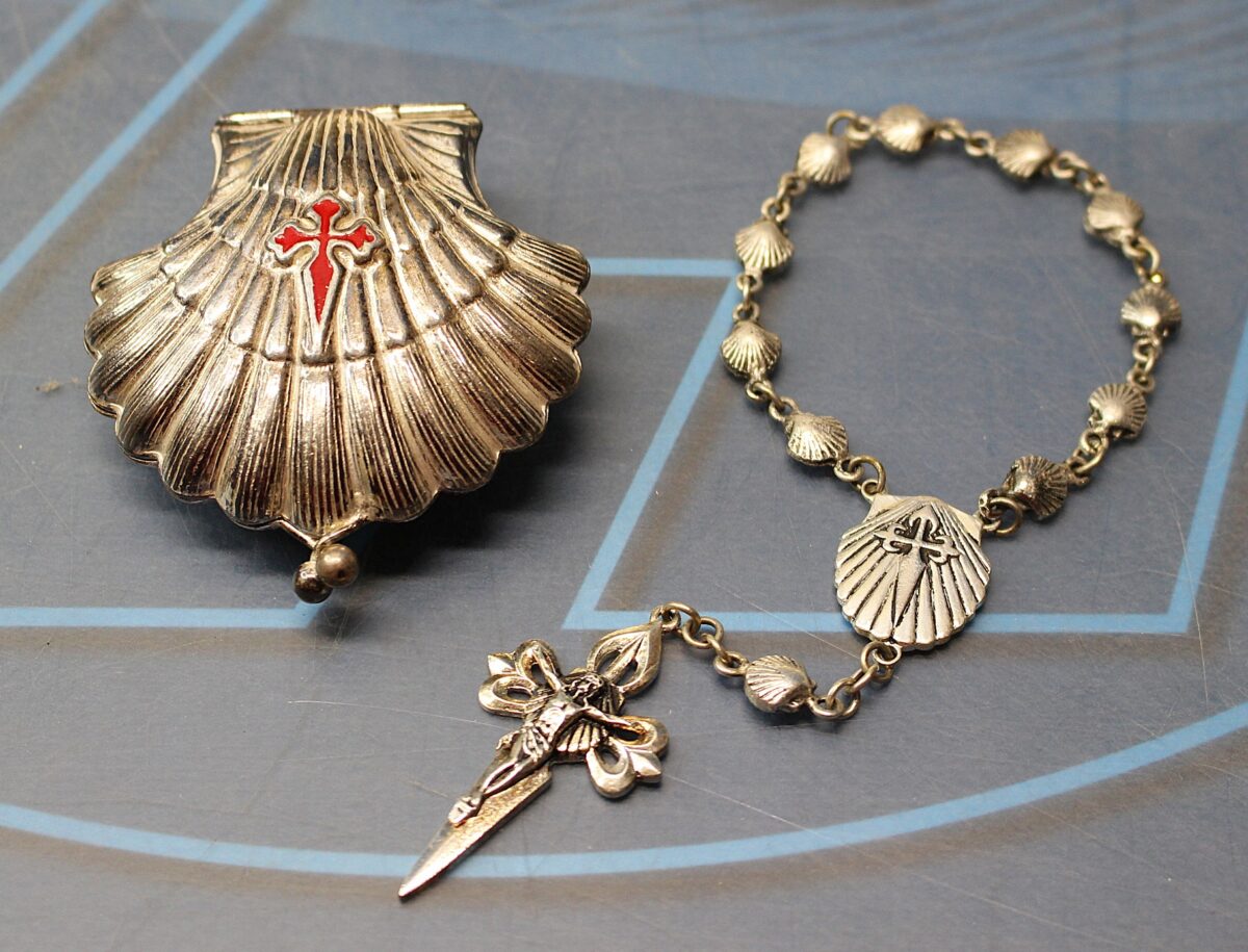 IMG_7757 Rosario de mano de Santiago de Compostela y cajita en forma de concha. - Imagen 1