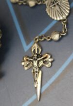 Rosario de mano de Santiago de Compostela y cajita en forma de concha. - Imagen 2