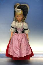 03. Antigua muñeca celuloide traje regional de Appenzell, Suiza.