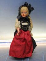 04. Antigua muñeca celuloide o plástico traje regional de Suiza.