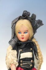 04. Antigua muñeca celuloide o plástico traje regional de Suiza. - Imagen 2