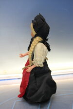 04. Antigua muñeca celuloide o plástico traje regional de Suiza. - Imagen 11