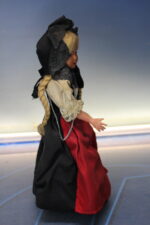 04. Antigua muñeca celuloide o plástico traje regional de Suiza. - Imagen 9