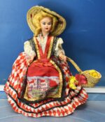 08. Antigua muñeca traje regional de Monaco. Ojos durmientes. Años 50.