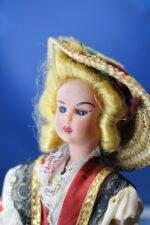 08. Antigua muñeca traje regional de Monaco. Ojos durmientes. Años 50. - Imagen 3