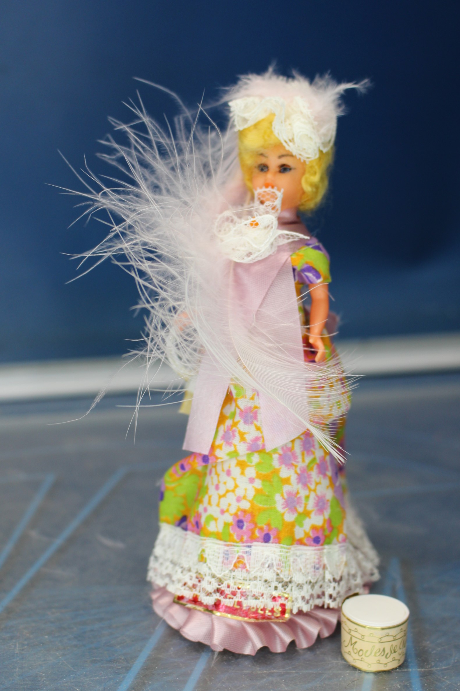 10. Antigua muñeca recuerdo de París, Campos Elíseos.