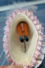 10. Antigua muñeca recuerdo de París, Campos Elíseos. - Imagen 4