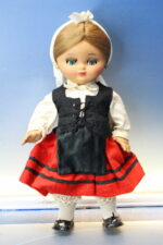 11. Antigua muñeca Linda Pirula de Muñecas Alba, traje regional. Años 50 ó 60.