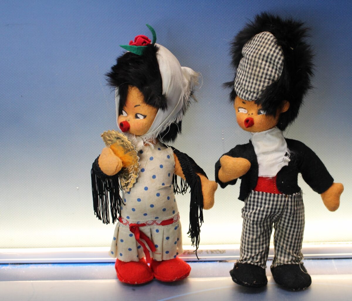 IMG_7908 14. Pareja de antiguas muñecas de fieltro traje regional de Madrid. Chulapos. Años 60. - Imagen 1