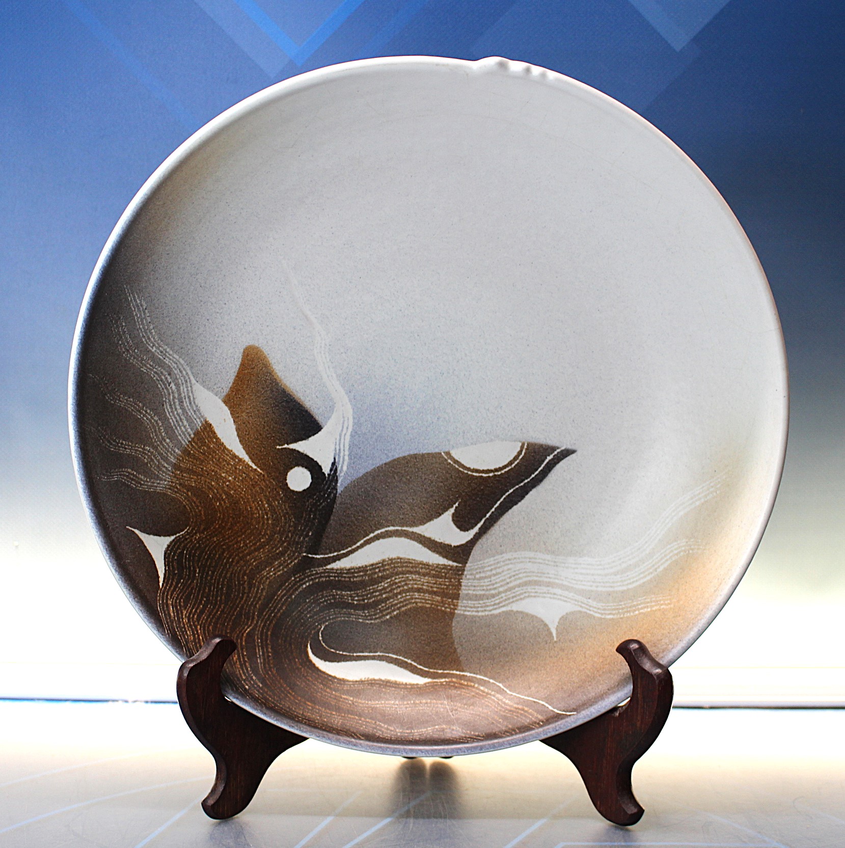 Preciosa fuente de cerámica artística firmada Serra.