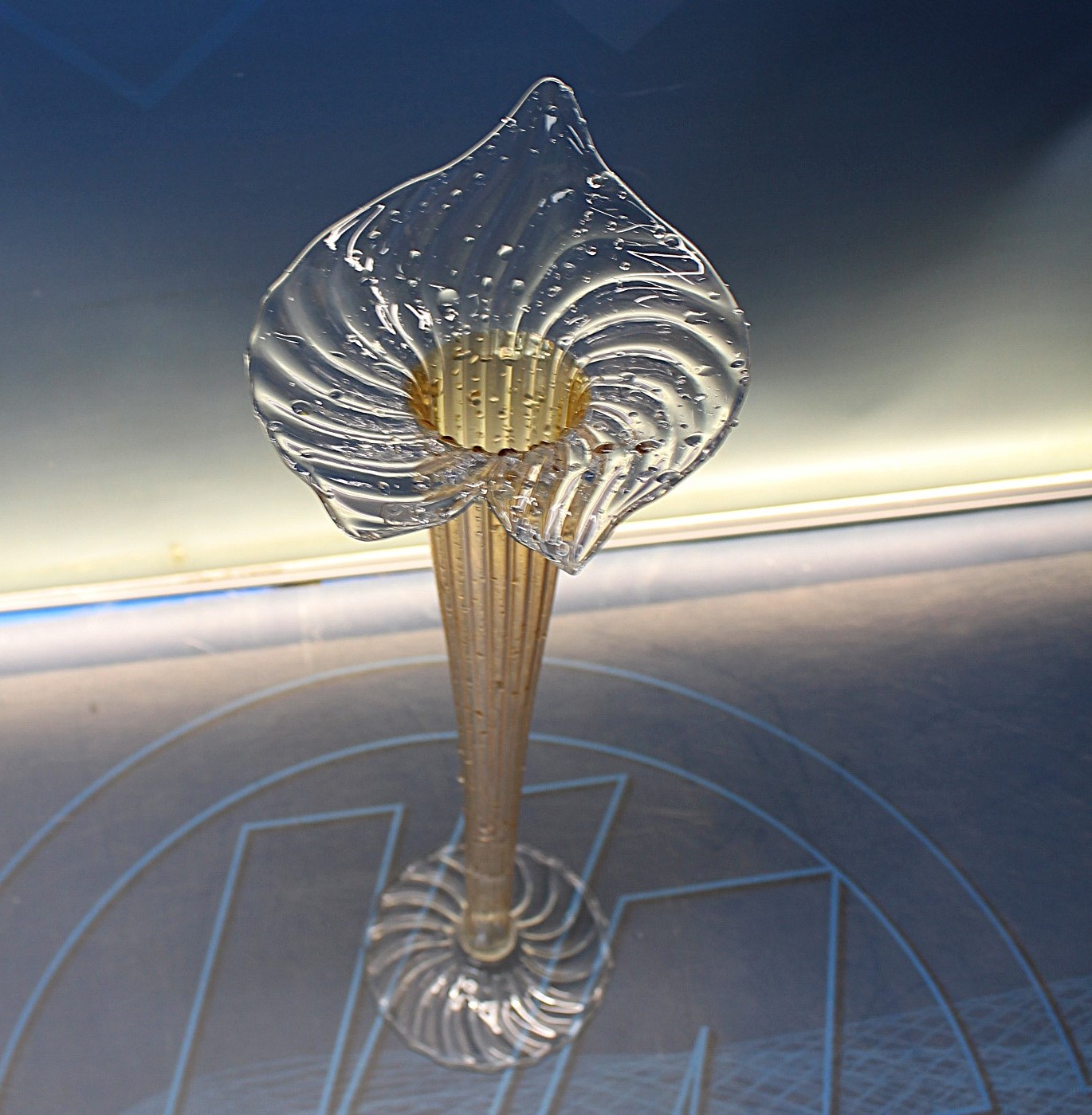 Bonito jarrón, violetero estilo jarrón de lirio de Murano. Flor de cala.