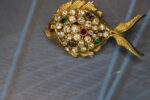 Conjunto de broche y pendientes en metal dorado y cristales. - Imagen 5