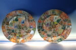 Pareja de platos decorados con sellos.